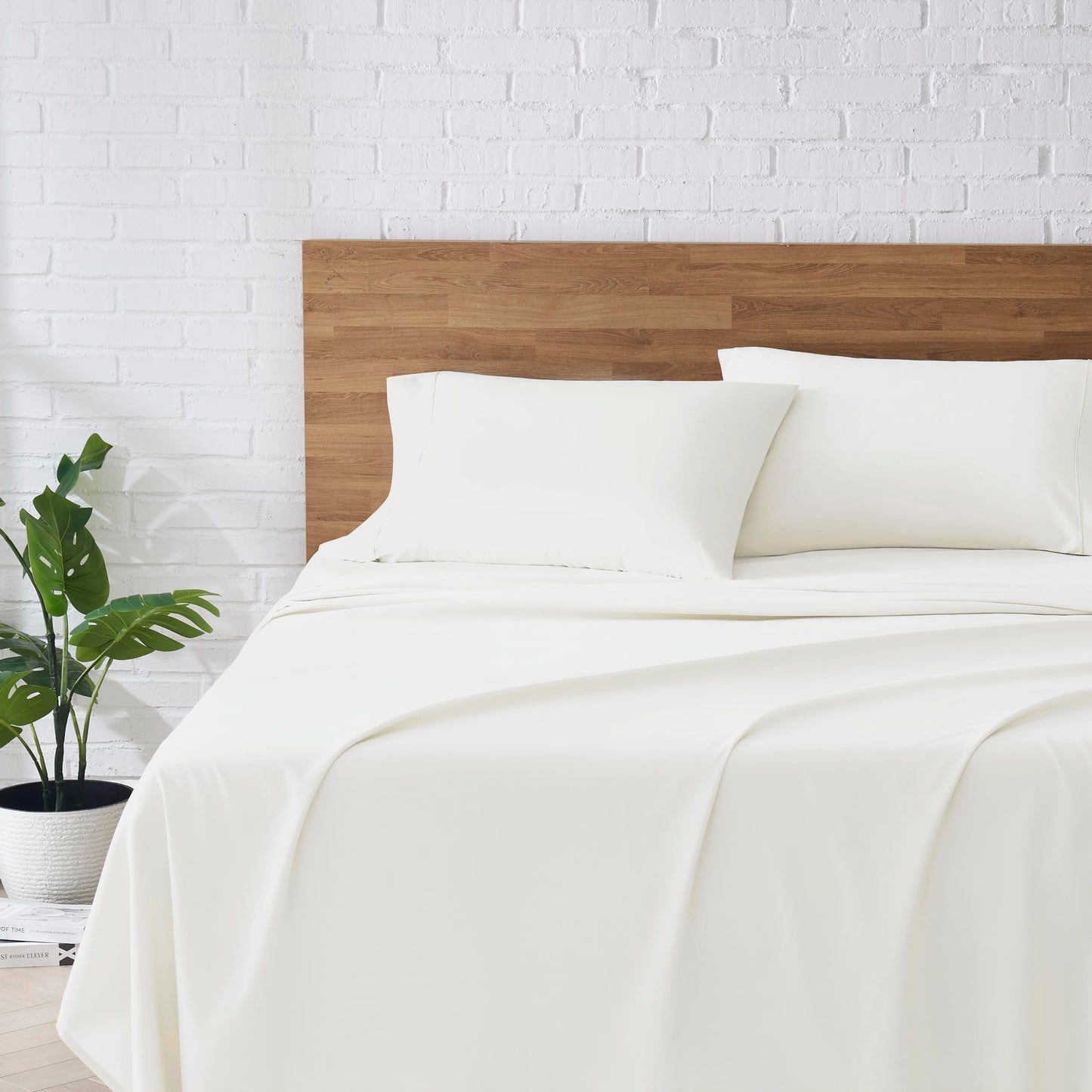 UGG Hedi Full XL Sheet Set 4-Piece Luxury Cooling Sheets Deep Pockets Premium Bedding with 2 Pillow Shams Hypoallergenic Machine Washable Soft Lightweight Bed Set for Bedroom, Full XL, White