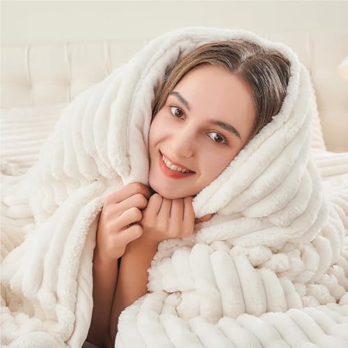 BEDELITE Fleece King Comforter Set, Fluffy Bed Set, Cream White