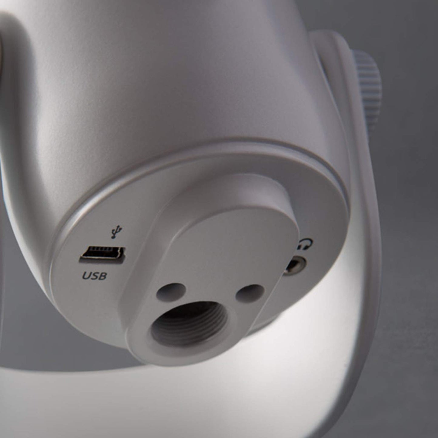Logitech for Creators Blue Yeti USB Microphone for Gaming, Streaming, Podcasting, Twitch, YouTube, Discord, Recording for PC and Mac, 4 Polar Patterns, Studio Quality Sound, Plug & Play-Whiteout