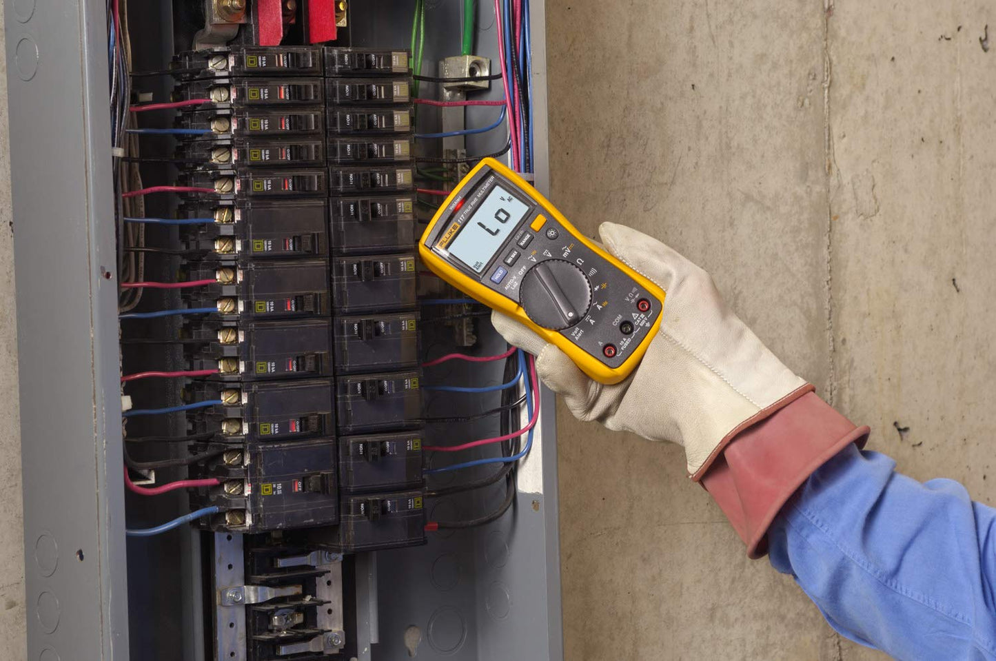 Fluke 117 Digital Multimeter, Non-Contact AC Voltage Detection, Measures Resistance/Continuity/Frequency/Capacitance/Min Max Average, Automatic AC/DC Voltage Selection, Low Impedance Mode