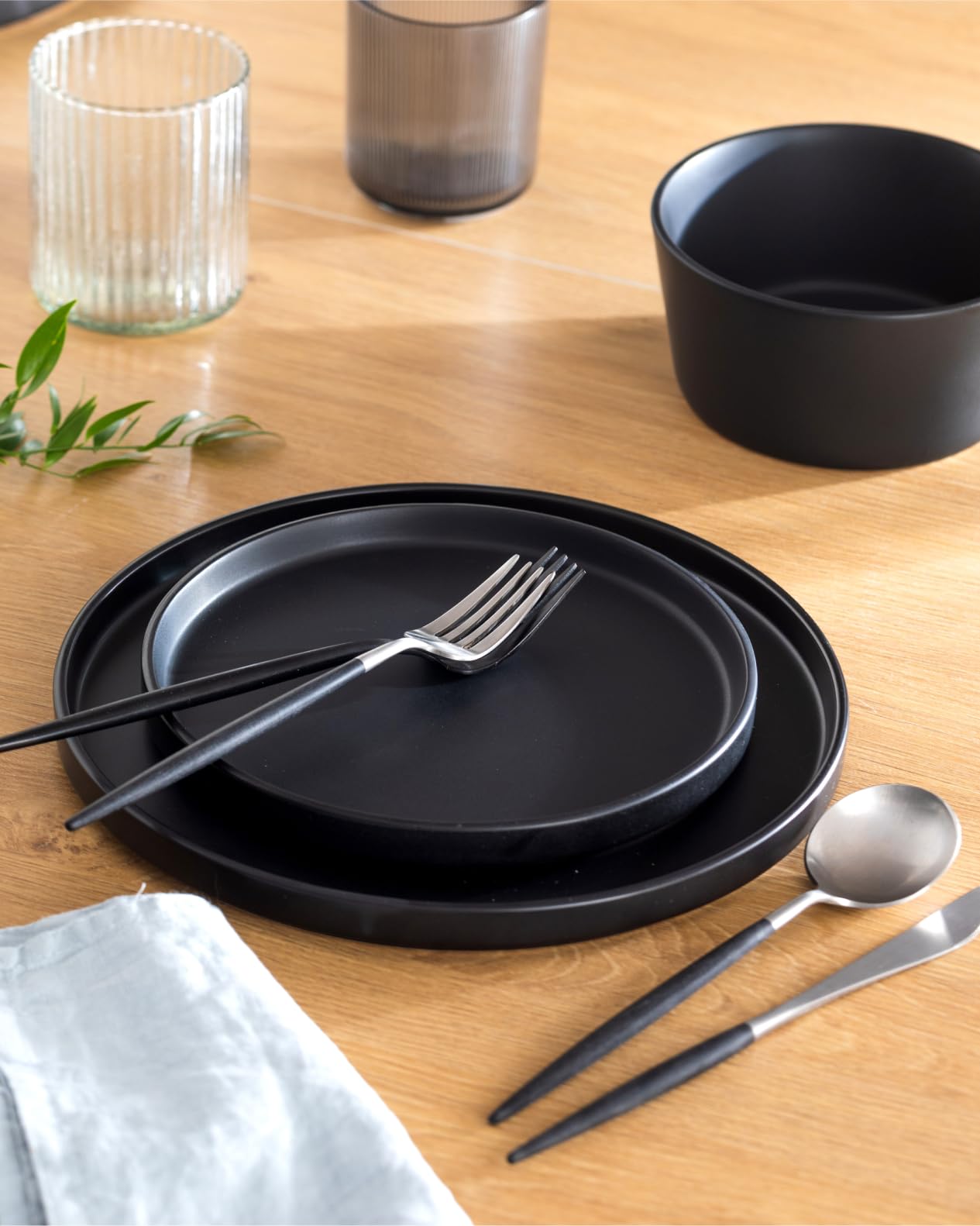 16 Piece Dinnerware Sets for 4 - Matte Black Modern Style Stoneware Dinnerware Set - Scratch Resistant, Dishwasher Safe Plates and Bowls Sets Ceramic, Dish Set, Bowl and Plate Set - Matte Black