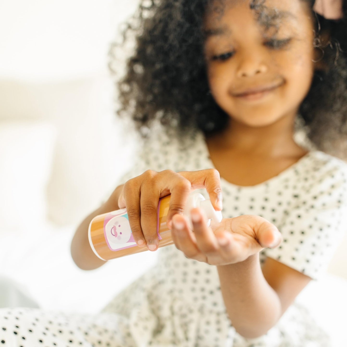 Melissa & Doug Love Your Look Pretend Makeup Kit (16 pcs) – Kids Vanity Set with Realistic Accessories, Mess-Free Fake Makeup for Girls, Dress-Up & Imaginative Play Toy, Ages 3++