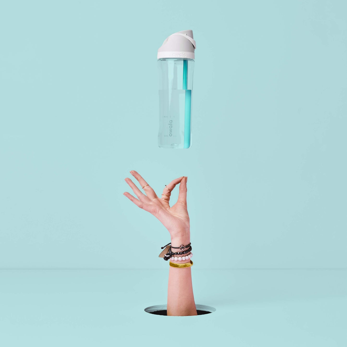 Owala FreeSip Clear Tritan Plastic Water Bottle with Straw, BPA-Free Sports Water Bottle, Great for Travel, 25 Oz, Shy Marshmallow