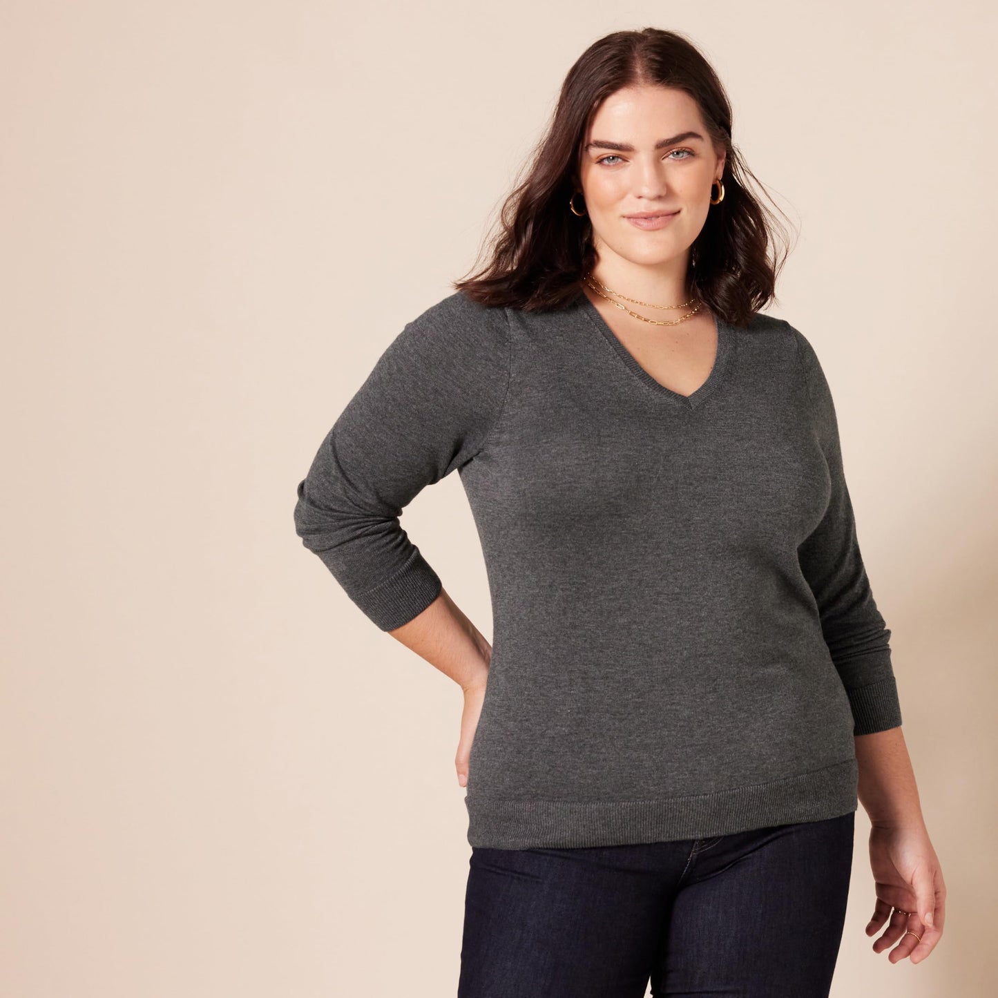 Amazon Essentials Women's Classic-Fit Lightweight Long-Sleeve V-Neck Sweater (Available in Plus Size), Charcoal Heather, X-Small