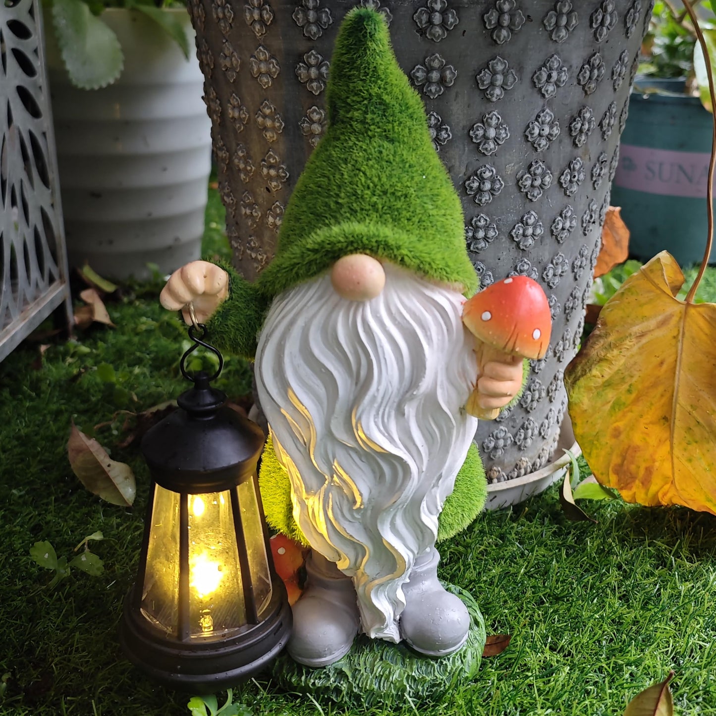Qobumy Gnomes Solar Garden Statues,Resin Gnome Figurine Decorations Holding Mushroom and Solar Lights Lantern, Outdoor Figurines Lawn Garden Statue Decor Art for Lawn,Yard, Balcony Ornament.