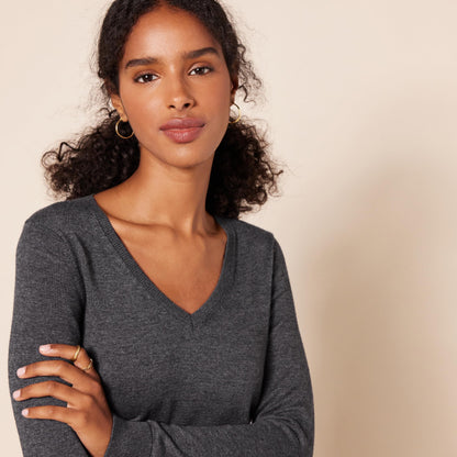 Amazon Essentials Women's Classic-Fit Lightweight Long-Sleeve V-Neck Sweater (Available in Plus Size), Charcoal Heather, X-Small