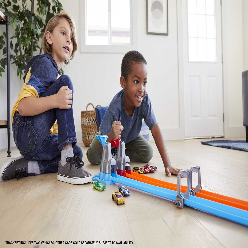 Hot Wheels Double Loop Dash Track Set with 2 Toy Cars in 1:64 Scale, 12-ft Long, for Children Ages 5 Years and Up